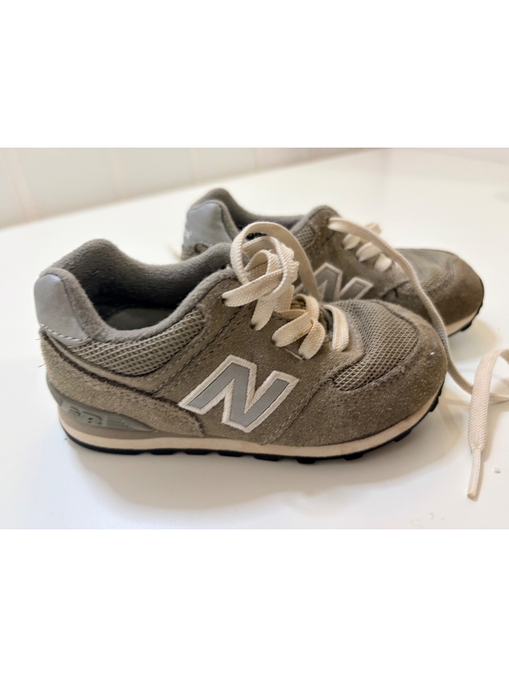 New Balance 574 Kids Size 7 US Grey Suede Classic Retro Sneakers